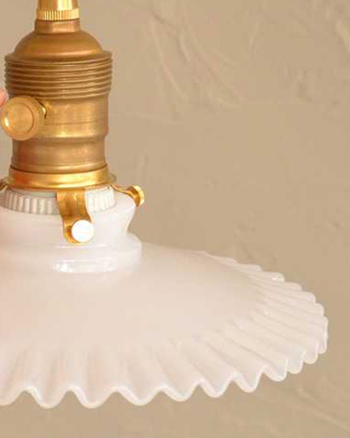 壁付けブラケット　照明・ライティング　可愛いフリルのガラスシェードが付いたメープル材の伸長式壁付けブラケット（Ｅ26型丸球1個付）。。(wr-108w-b)