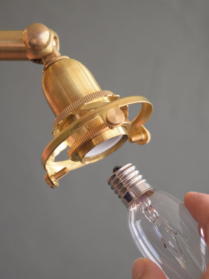 E17口金の電球が使えます