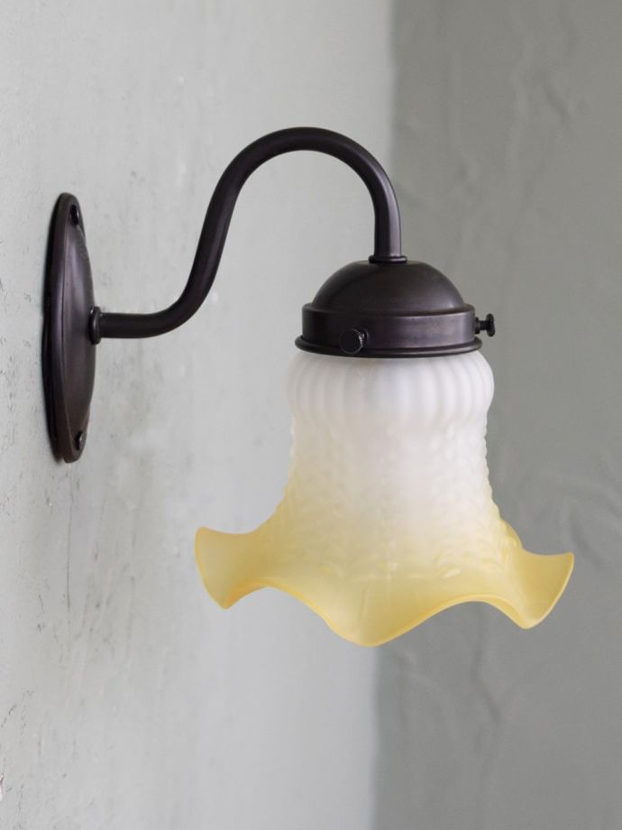 壁付け照明の側面