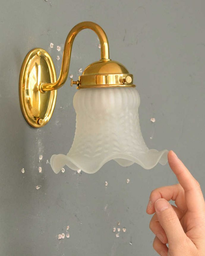 壁付けブラケット　照明・ライティング　お花のガラスシェードとシンプルなゴールドの土台のアンティーク風のウォールブラケット。。(wr-114)