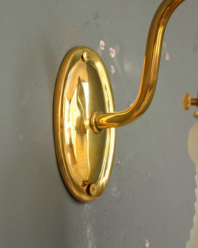 壁付けブラケット　照明・ライティング　お花のガラスシェードとシンプルなゴールドの土台のアンティーク風のウォールブラケット。。(wr-114)