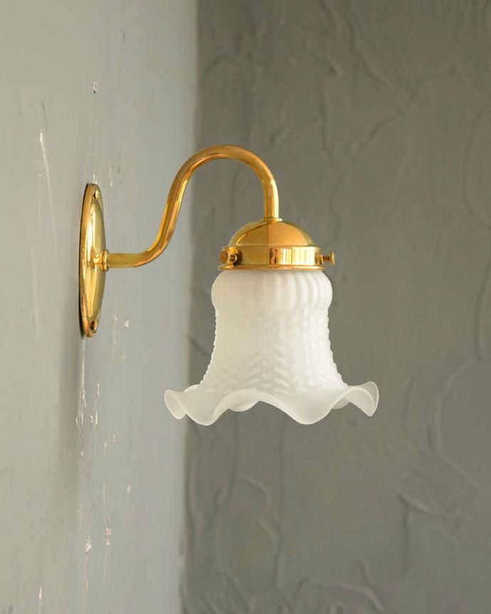 壁付けブラケット　照明・ライティング　お花のガラスシェードとシンプルなゴールドの土台のアンティーク風のウォールブラケット。。(wr-114)
