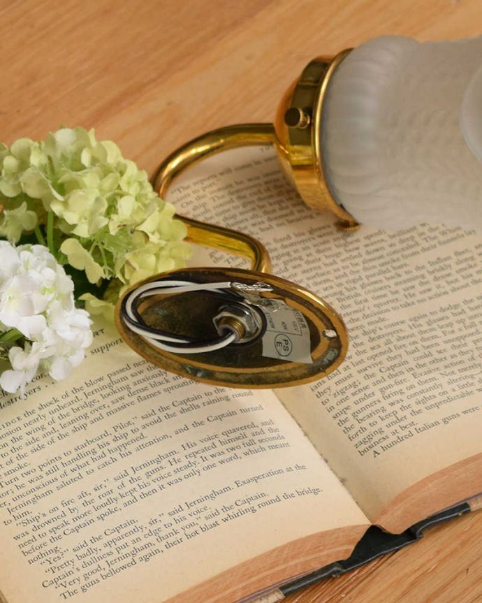 壁付けブラケット　照明・ライティング　お花のガラスシェードとシンプルなゴールドの土台のアンティーク風のウォールブラケット。。(wr-114)