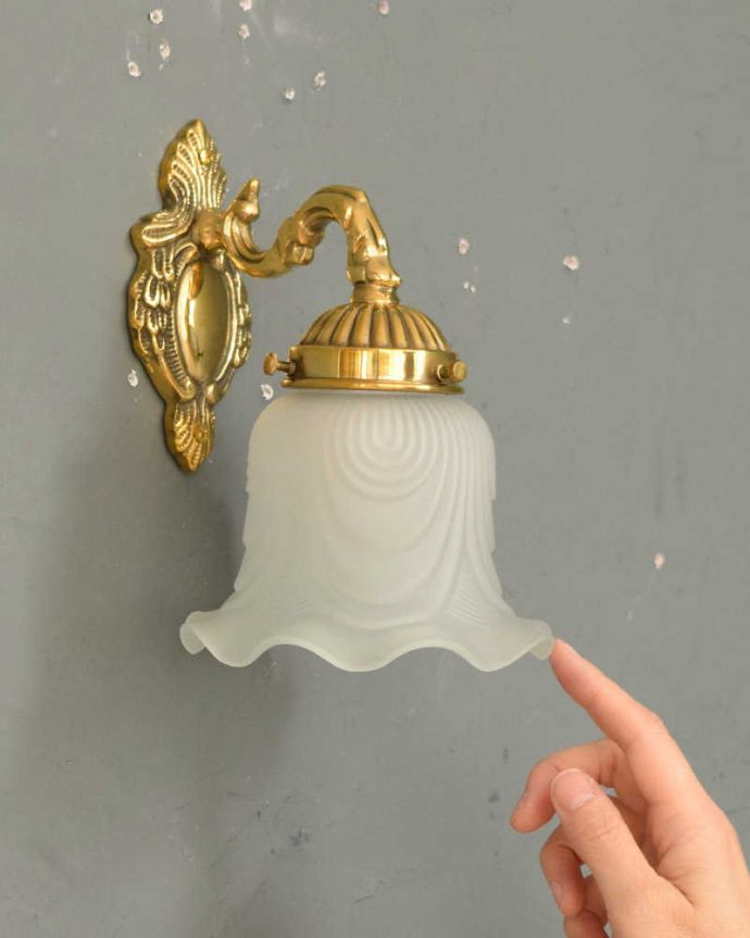 壁付けブラケット　照明・ライティング　お花のガラスシェードとキラッと輝く土台がオシャレなアンティーク風のウォールブラケット。。(wr-115)