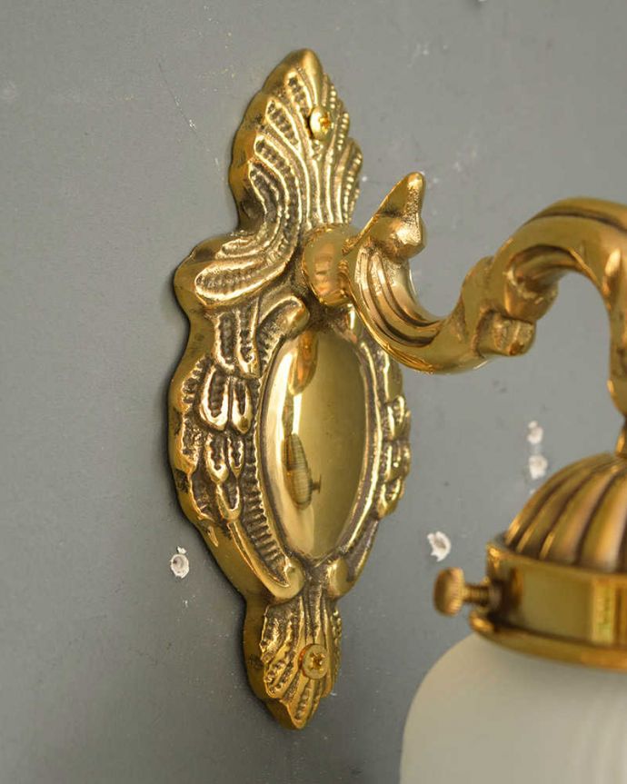 壁付けブラケット　照明・ライティング　お花のガラスシェードとキラッと輝く土台がオシャレなアンティーク風のウォールブラケット。。(wr-115)