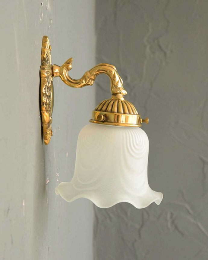 壁付けブラケット　照明・ライティング　お花のガラスシェードとキラッと輝く土台がオシャレなアンティーク風のウォールブラケット。。(wr-115)