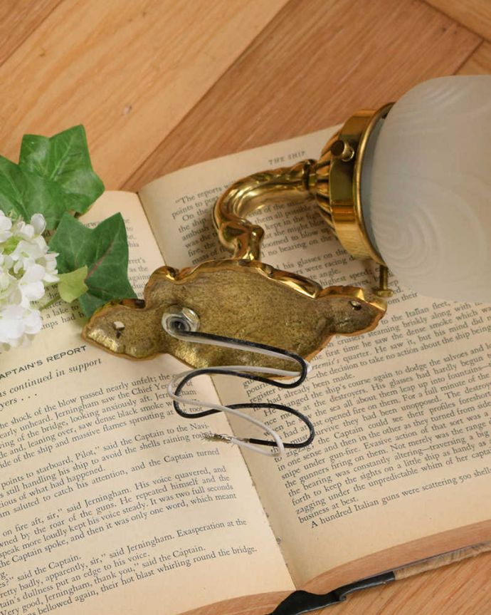 壁付けブラケット　照明・ライティング　お花のガラスシェードとキラッと輝く土台がオシャレなアンティーク風のウォールブラケット。。(wr-115)