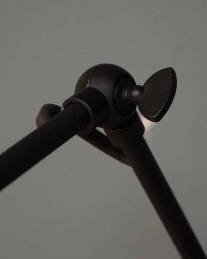 壁付けブラケット　照明・ライティング　壁からオシャレにお部屋を照らす、スッキリとカッコいいウォールブラケット。角度調整できますカッコいいデザインの角度調整ネジ付きです。(wr-116)