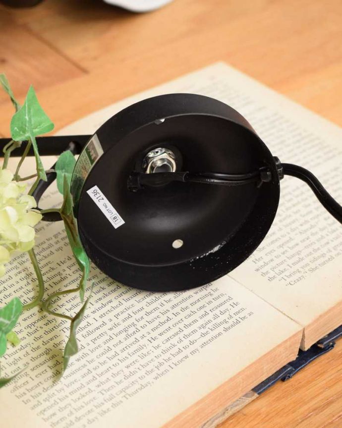 壁付けブラケット　照明・ライティング　壁からオシャレにお部屋を照らす、スッキリとカッコいいウォールブラケット。裏から見ると･･･壁に取り付けてお使い下さい。(wr-116)