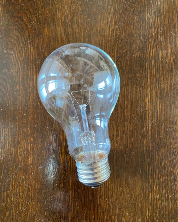 壁付けブラケット 照明・ライティング アンティーク調のおしゃれな外灯、お花の模様のウォールブラケット(アイボリー)(電球セット) 電球付きなので届いてすぐに使えます口金はE26型(LEDも使えます)電球(60W)も一緒にお届けします。(wr-117)