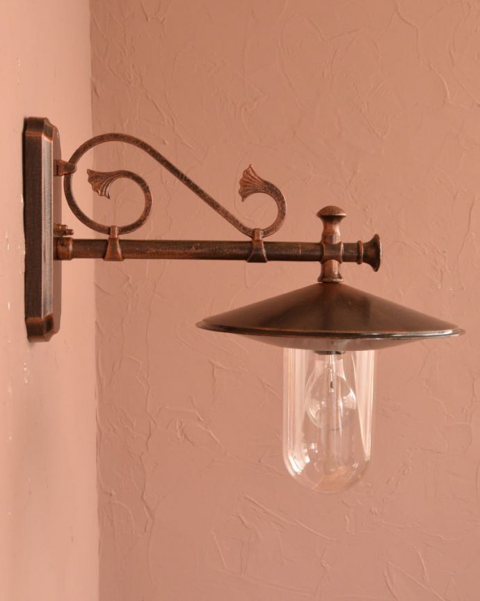 壁付けブラケット 照明・ライティング アンティーク調のおしゃれな外灯、ウォールブラケット(電球セット) 横から見ると・・・壁を彩る下向きの壁付けブラケット。(wr-118)