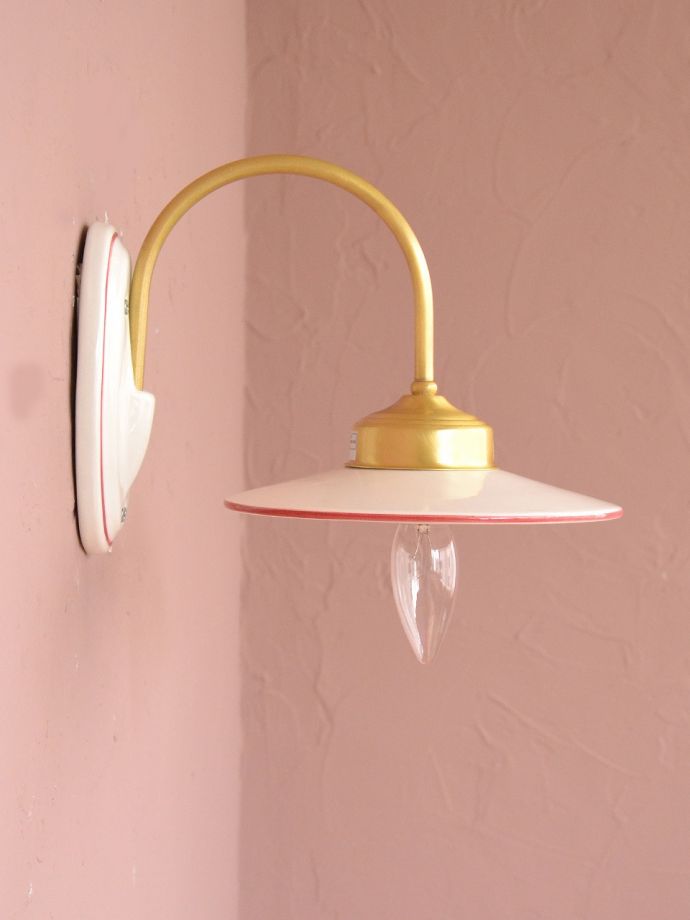 壁付け照明の側面