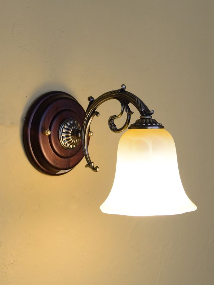 ウォールブラケットからの灯り