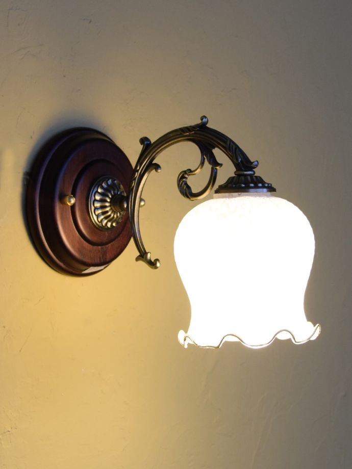 ウォールブラケットからの灯り