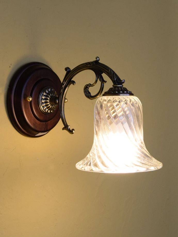 ウォールブラケットからの灯り