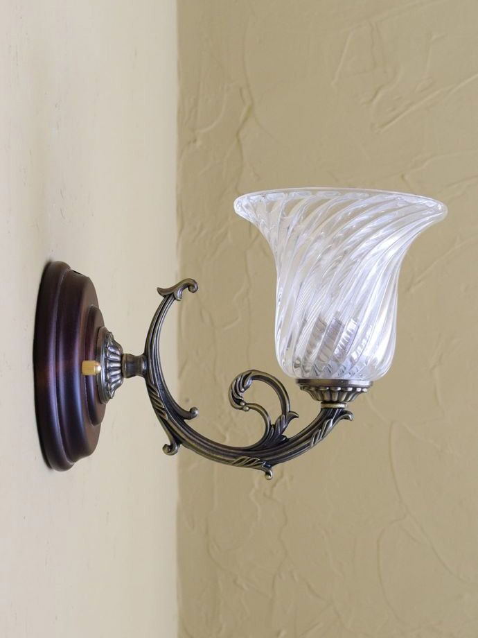 壁付けブラケットの側面