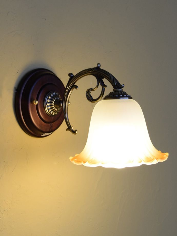 ウォールブラケットからの灯り