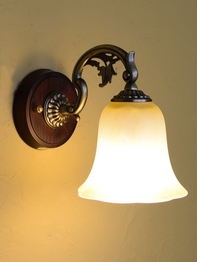 ウォールブラケットからの灯り