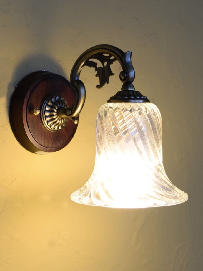 ウォールブラケットからの灯り