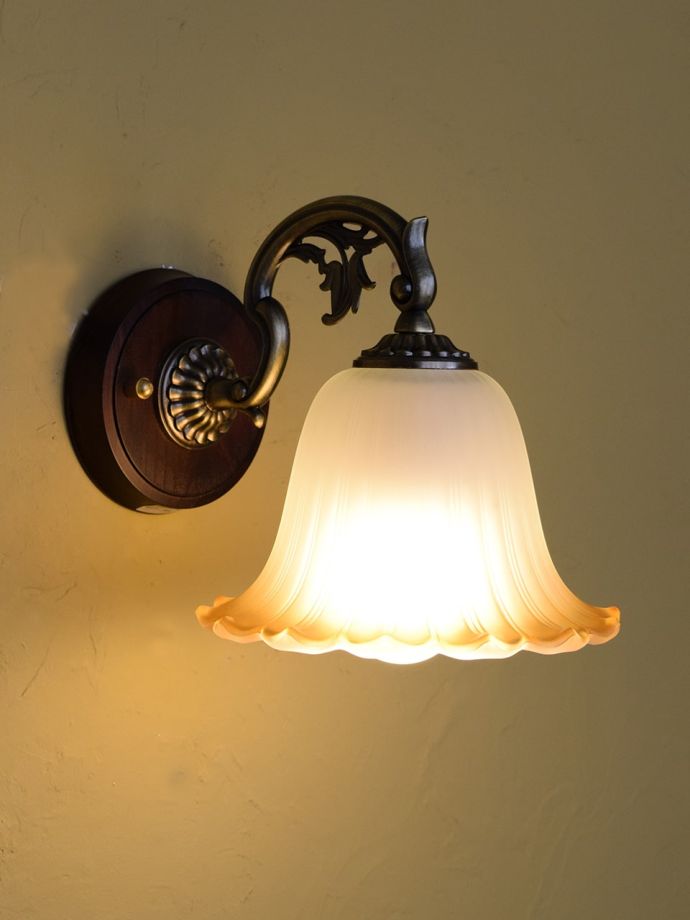 ウォールブラケットからの灯り