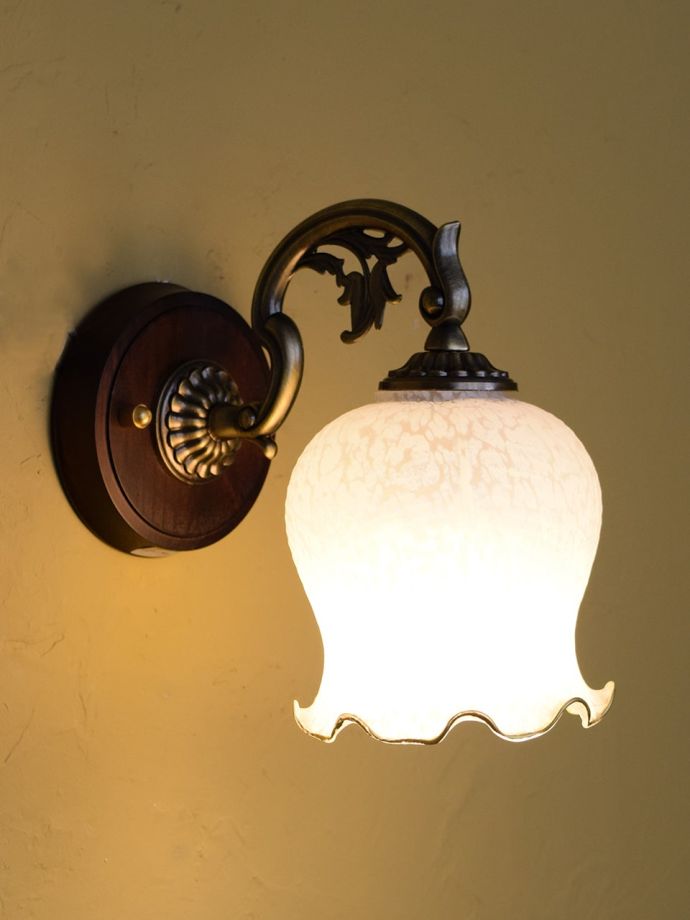 ウォールブラケットからの灯り