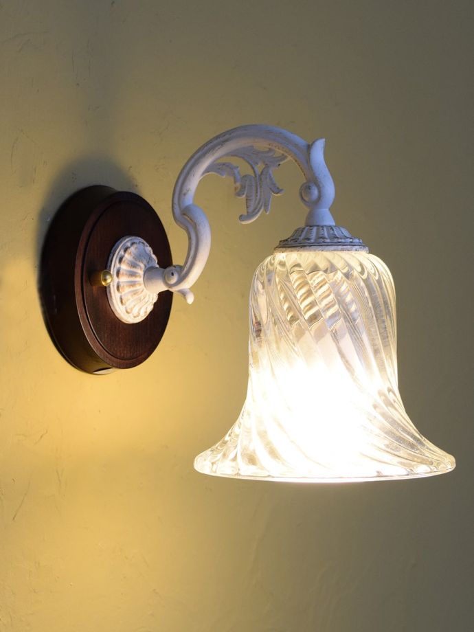 ウォールブラケットからの灯り