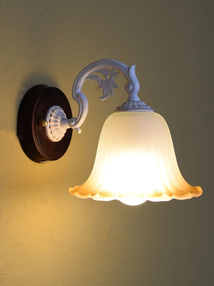 ウォールブラケットからの灯り