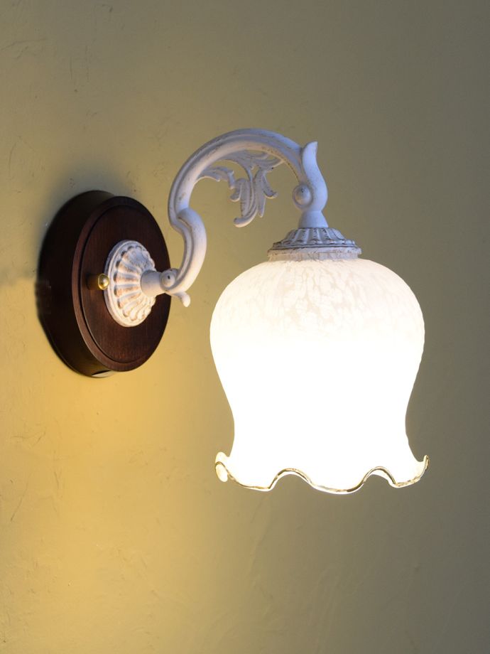 ウォールブラケットからの灯り