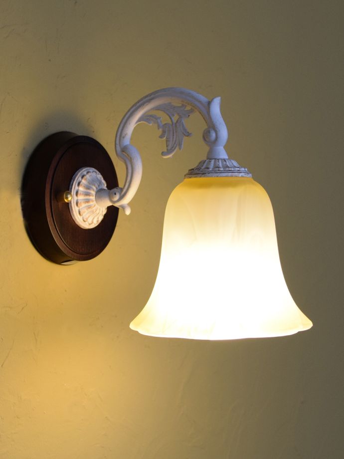 ウォールブラケットからの灯り