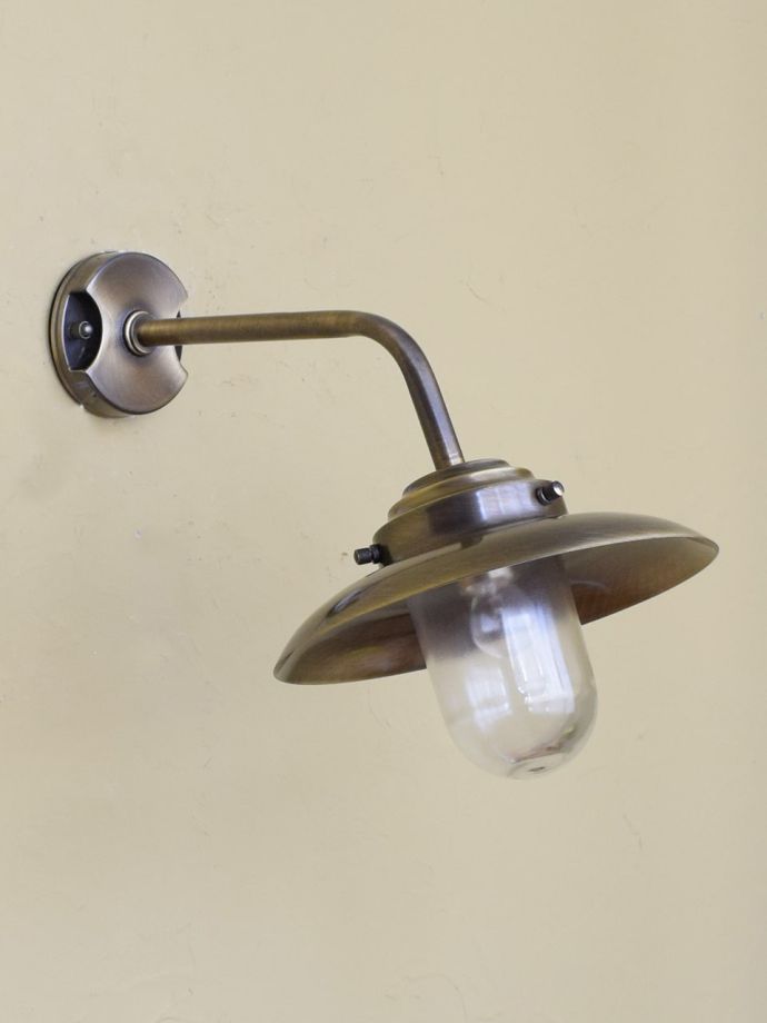 ウォールブラケットからの灯り