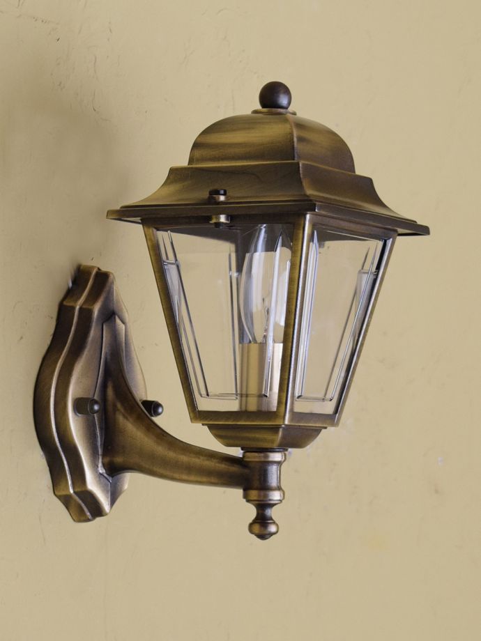 ウォールブラケットからの灯り