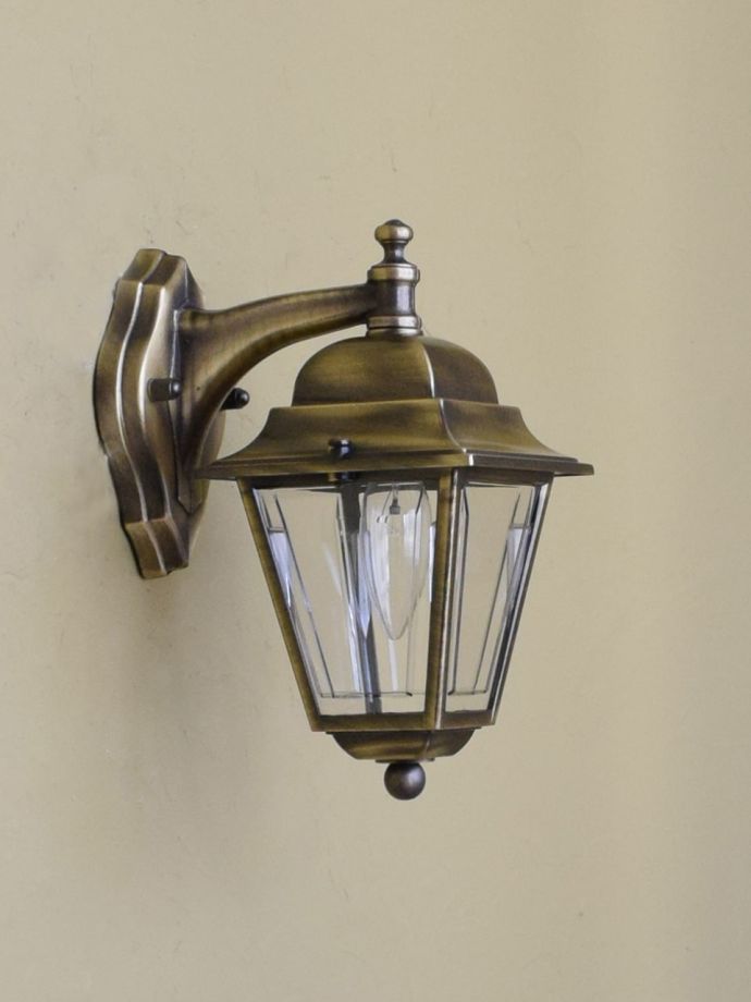 ウォールブラケットからの灯り