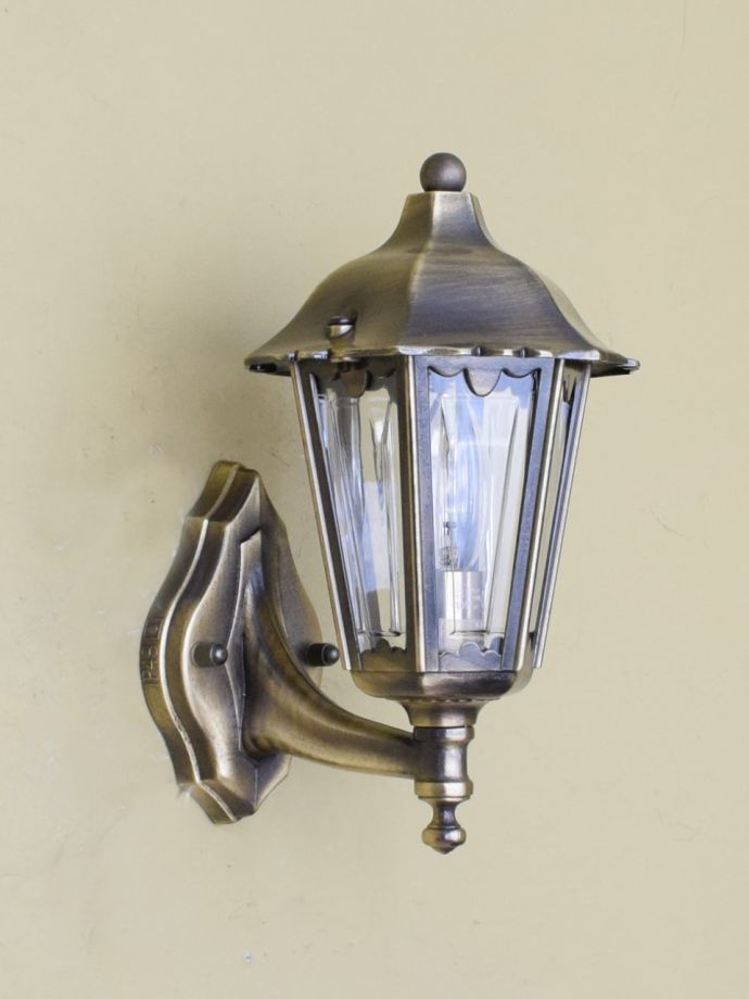 ウォールブラケットからの灯り