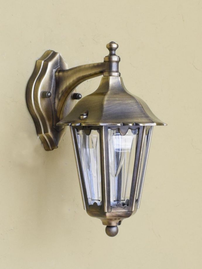 ウォールブラケットからの灯り