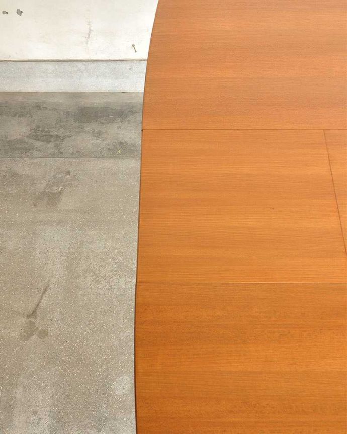 アンティークのテーブル アンティーク家具 シンプルなヴィンテージの北欧家具、マッキントッシュ エクステンションテーブル。シンプルな木目がカッコイイ天板を近くで見てみるとこんな感じです。(x-1000-f)