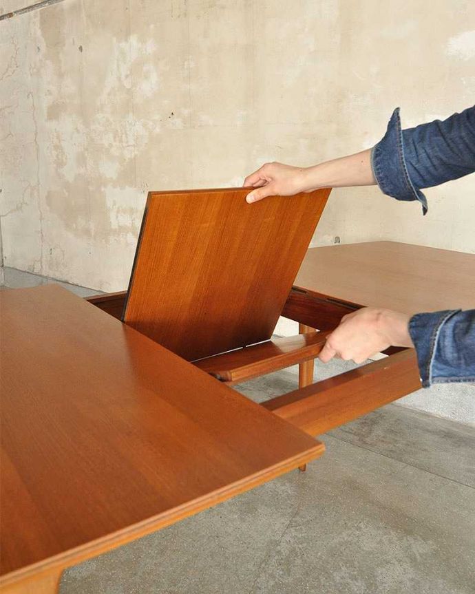 アンティークのテーブル アンティーク家具 シンプルなヴィンテージの北欧家具、マッキントッシュ エクステンションテーブル。あっという間にサイズ変更OK!天板の真ん中から新しい天板が出てきます。(x-1000-f)