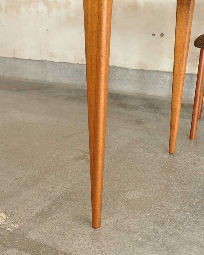 アンティークのテーブル アンティーク家具 シンプルなヴィンテージの北欧家具、マッキントッシュ エクステンションテーブル。持ち上げなくても移動できます!Handleのアンティークは、脚の裏にフェルトキーパーをお付けしていますので、持ち上げなくても床を滑らせて移動させることが出来ます。(x-1000-f)