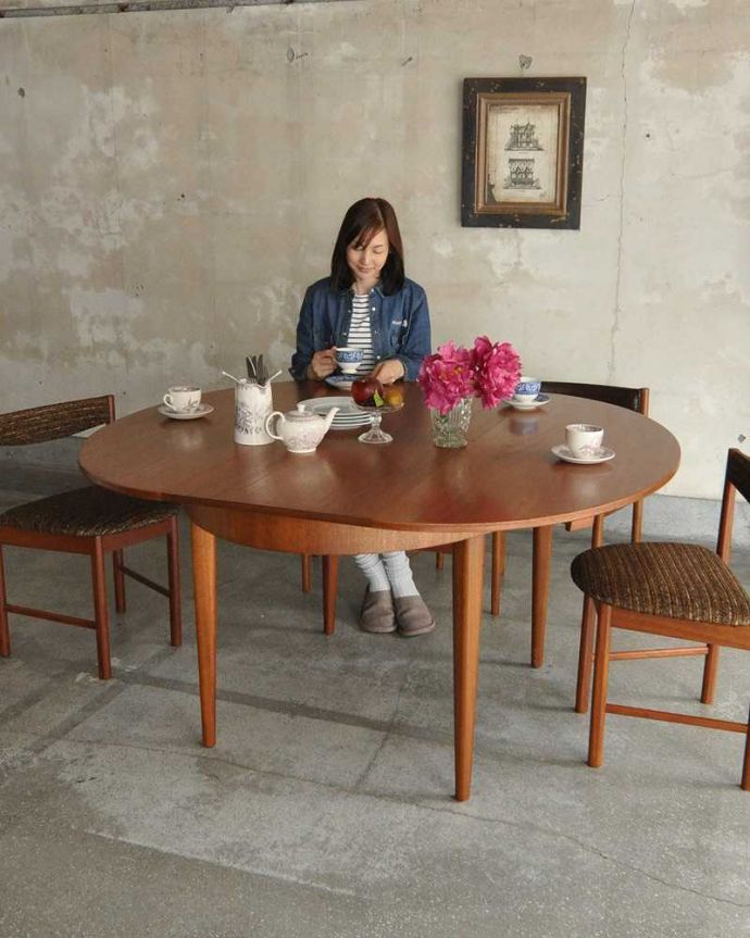 アンティークのテーブル アンティーク家具 シンプルがインテリアに馴染みやすい、アンティークダイニングテーブル(伸張式)。スマートなデザインが人気のヴィンテージテーブルシンプルなデザインだから、どんなインテリアにも似合っちゃう所が人気のヒミツ。(x-1001-f)