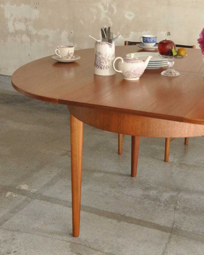 アンティークのテーブル アンティーク家具 シンプルがインテリアに馴染みやすい、アンティークダイニングテーブル(伸張式)。スッキリとカッコイイ脚先にいくほど微妙にシェープされたスッキリとした脚。(x-1001-f)