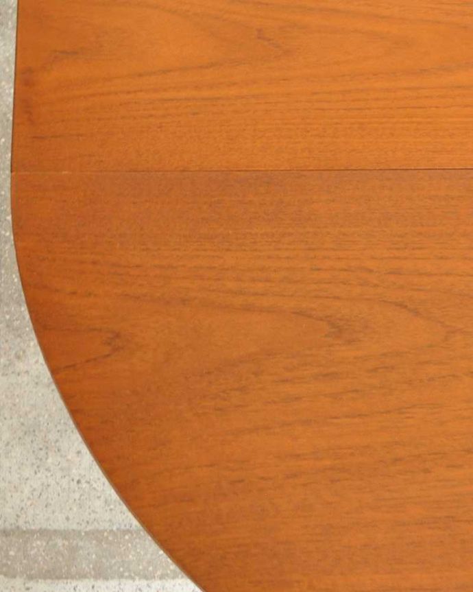 アンティークのテーブル アンティーク家具 シンプルがインテリアに馴染みやすい、アンティークダイニングテーブル(伸張式)。シンプルな木目がカッコイイ天板を近くで見てみるとこんな感じです。(x-1001-f)