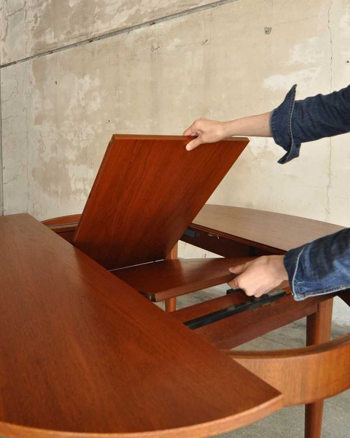 アンティークのテーブル アンティーク家具 シンプルがインテリアに馴染みやすい、アンティークダイニングテーブル(伸張式)。あっという間にサイズ変更OK!天板の真ん中から新しい天板が出てきます。(x-1001-f)