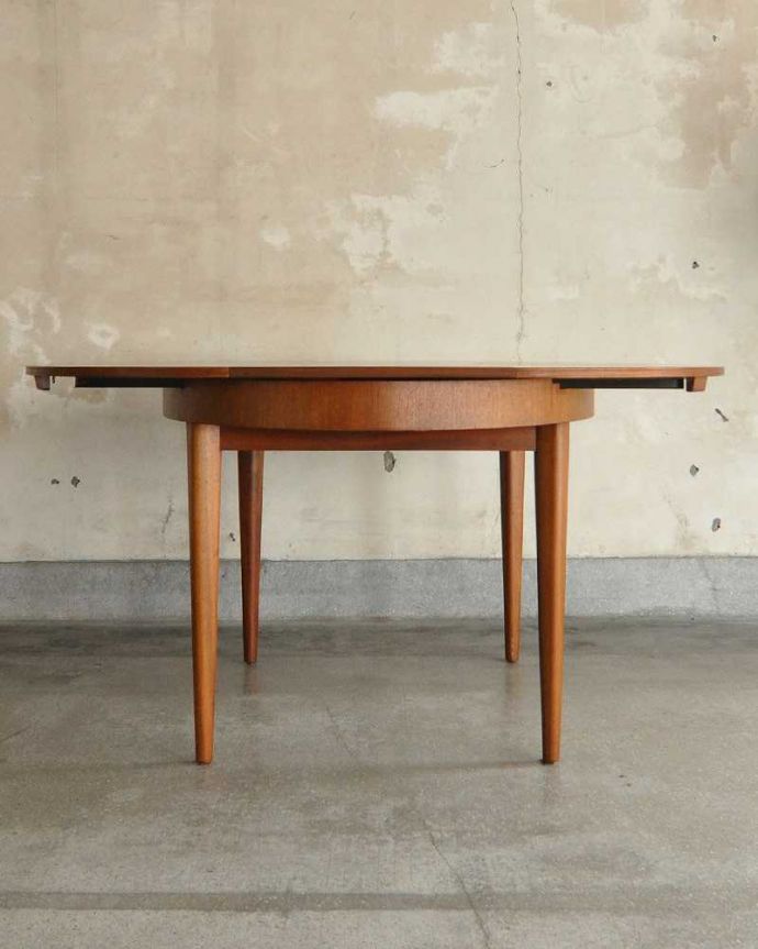 アンティークのテーブル アンティーク家具 シンプルがインテリアに馴染みやすい、アンティークダイニングテーブル(伸張式)。天板を広げると・・・もちろん広げたままの状態でもお使い頂けます。(x-1001-f)