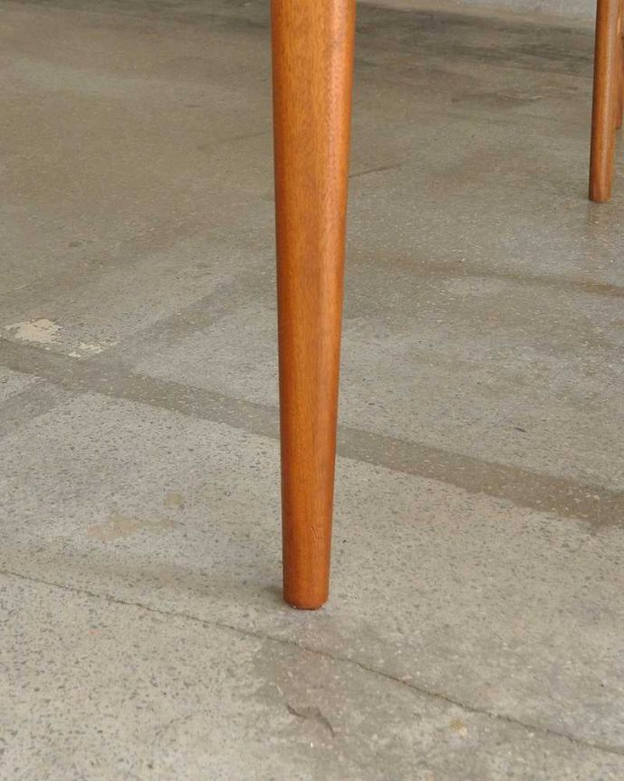 アンティークのテーブル アンティーク家具 シンプルがインテリアに馴染みやすい、アンティークダイニングテーブル(伸張式)。持ち上げなくても移動できます!Handleの家具は、脚の裏にフェルトキーパーをお付けしていますので、持ち上げなくても床を滑らせて移動させることが出来ます。(x-1001-f)