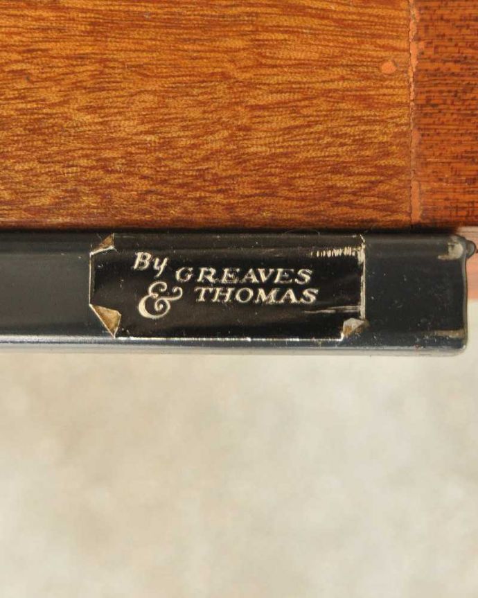 アンティークのテーブル アンティーク家具 シンプルがインテリアに馴染みやすい、アンティークダイニングテーブル(伸張式)。タグが残っていました。(x-1001-f)