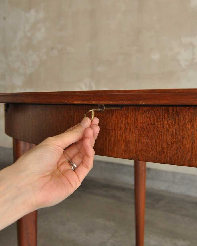 アンティークのテーブル アンティーク家具 シンプルがインテリアに馴染みやすい、アンティークダイニングテーブル(伸張式)。天板の下にある金具を引っ張りながら天板を開きます。(x-1001-f)