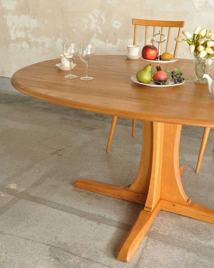 アーコールの家具　アンティーク家具　一本脚のオシャレなヴィンテージ家具、アーコール社のダイニングテーブル。クールな表情の中に感じられるぬくもり･･･ヴィンテージの家具は一見クールな表情。(x-1002-f)