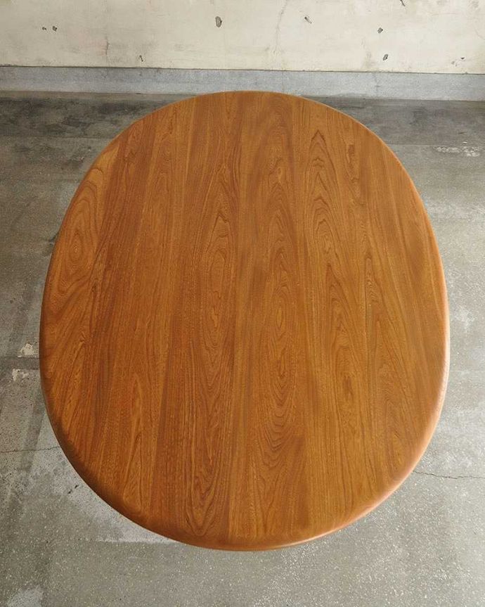 一本脚のオシャレなヴィンテージ家具、アーコール社のダイニング