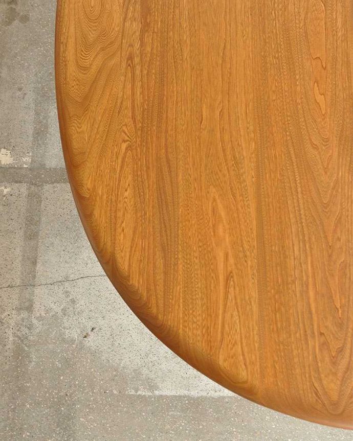 アーコールの家具　アンティーク家具　一本脚のオシャレなヴィンテージ家具、アーコール社のダイニングテーブル。近づいて見てみると･･･天板を近くで見て下さい。(x-1002-f)