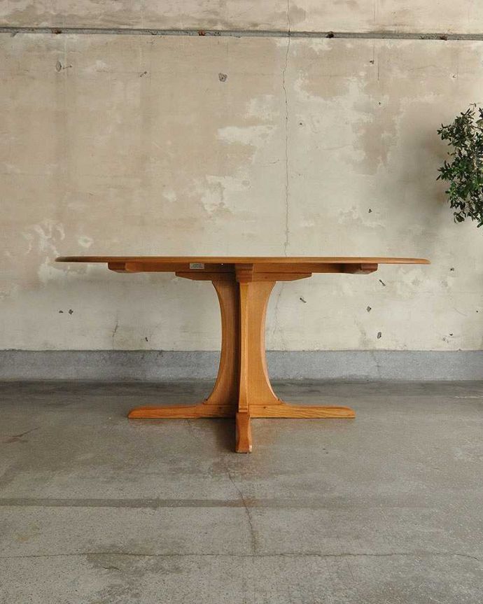 一本脚のオシャレなヴィンテージ家具、アーコール社のダイニング