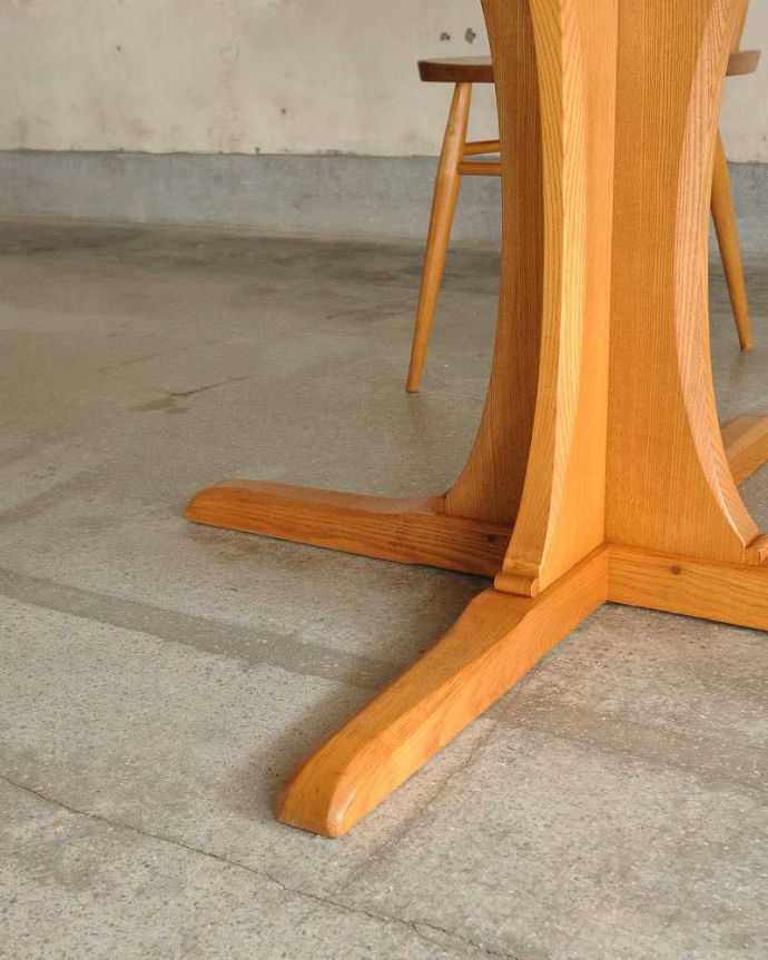 アーコールの家具　アンティーク家具　一本脚のオシャレなヴィンテージ家具、アーコール社のダイニングテーブル。持ち上げなくても移動できます！Handleのアンティークは、脚の裏にフェルトキーパーをお付けしていますので、床を滑らせてれば移動が簡単です。(x-1002-f)